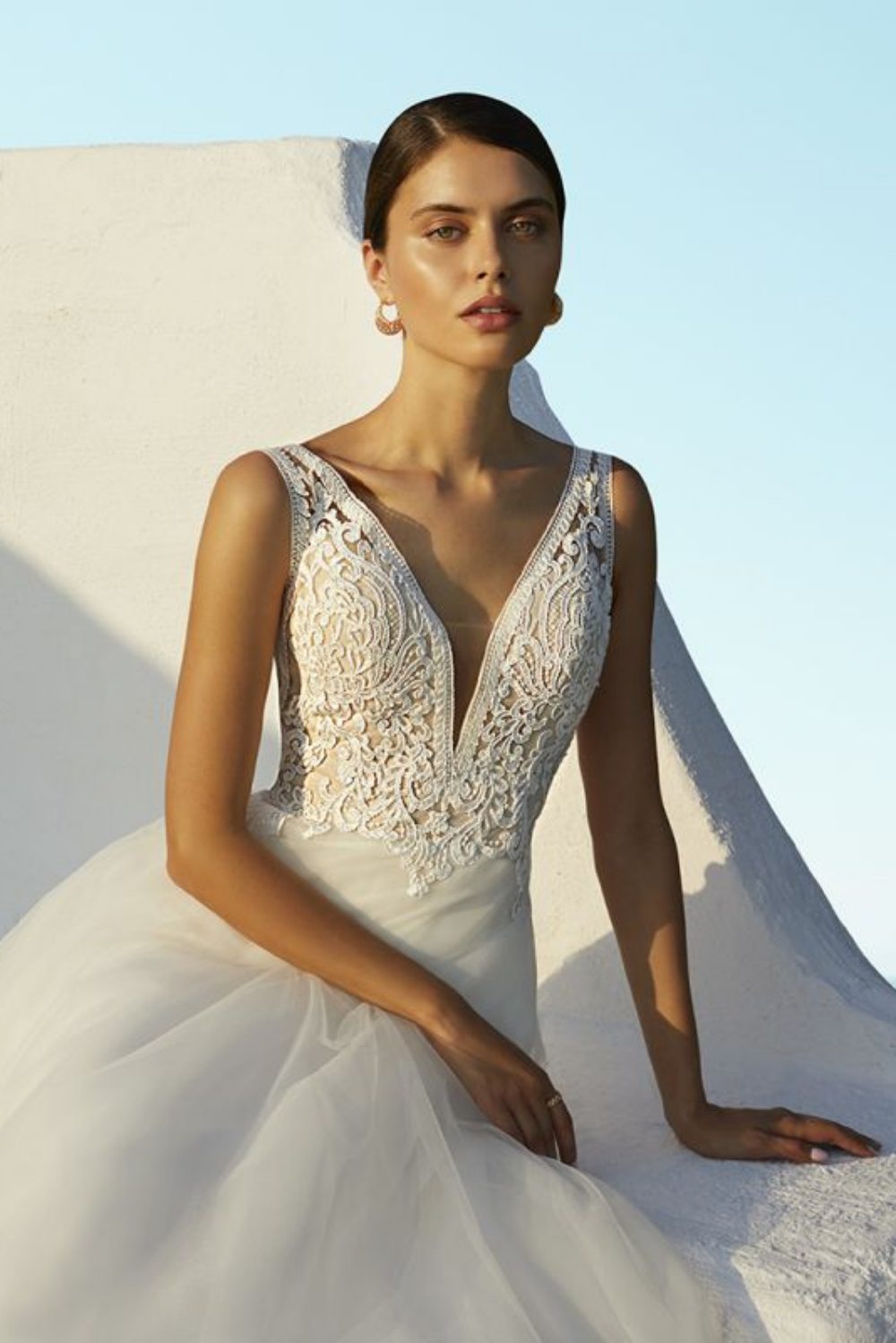 Stralen in een trouwjurk met V-hals